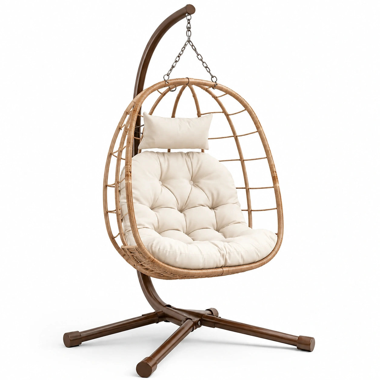 Poltrona sospesa in rattan con cuscini crema e struttura in metallo