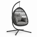 Sedia sospesa in rattan con cuscini grigi e struttura in metallo